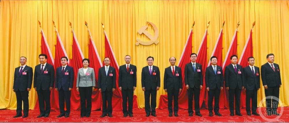 ▲5月26日，青海新一届省委常委班子亮相。图片来源/青海日报