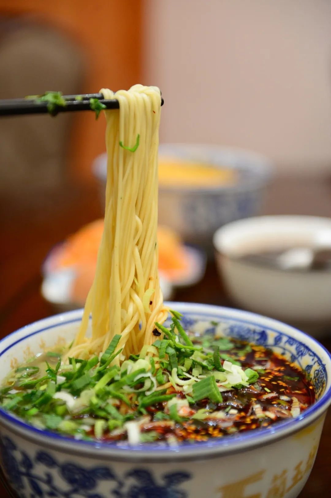 吃兰州牛肉面,就要一筷子捞起来,大口吃下.图/视觉中国