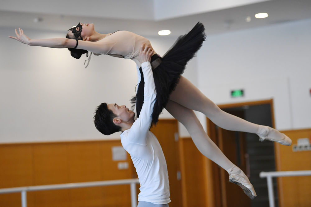 7月8日，兰州芭蕾舞团的演员在考核现场表演。新华社记者 陈斌 摄