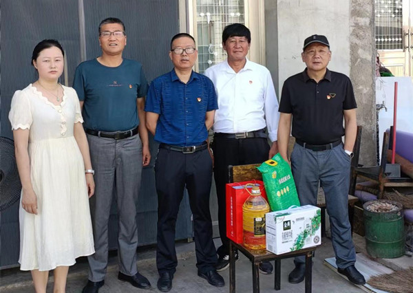 来安县大英镇中心学校党支部开展七一慰问老党员不忘初心送关怀活动