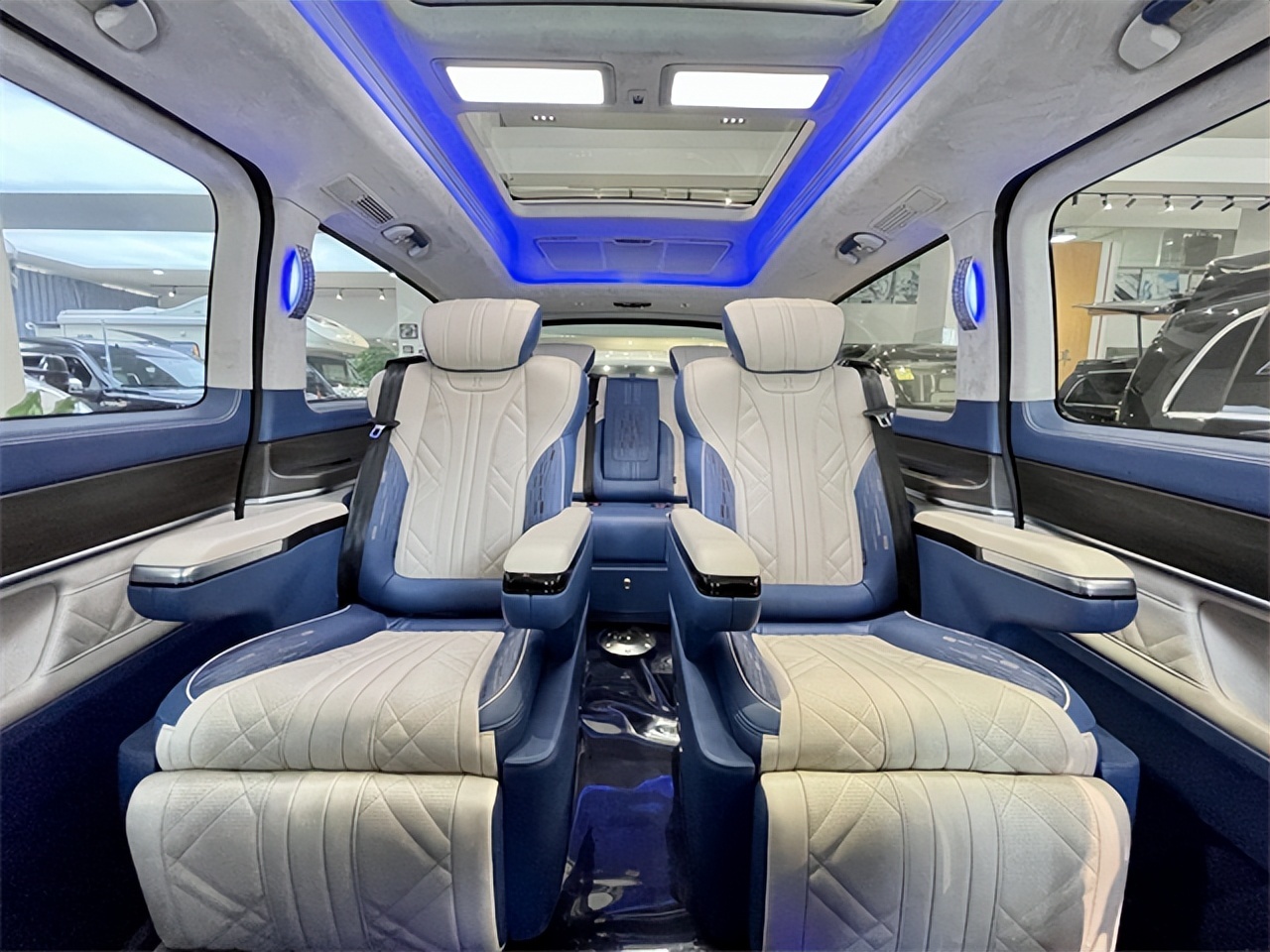 奔驰V260L高顶定制‘巴赫G大调’款七座商务车，奢华与艺术并存