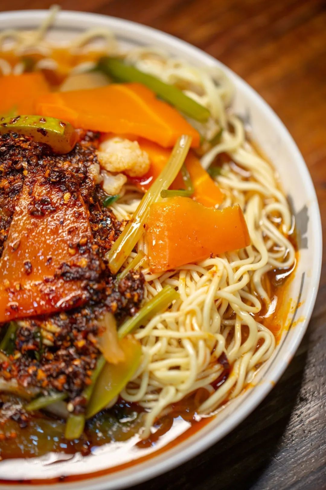 素凉面三要素,花菜,胡萝卜,油泼辣子.摄影/严肃