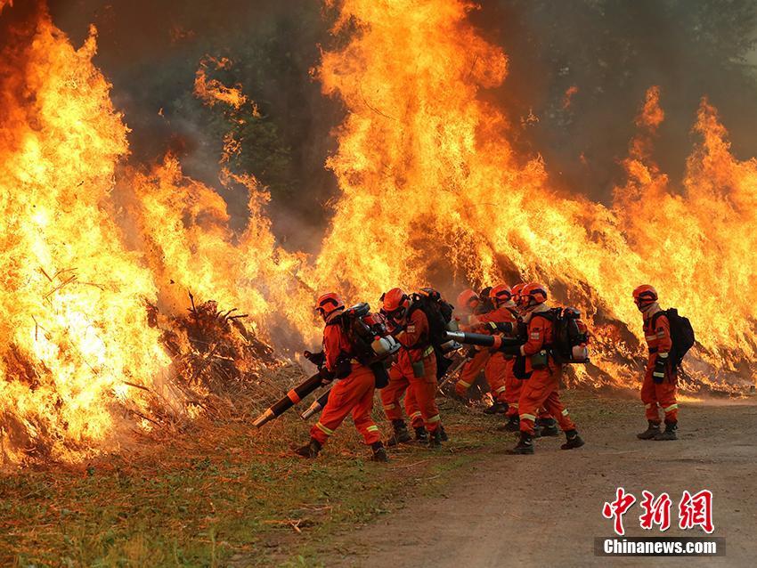 消防员带电营救_消防员带电灭火_带电救援