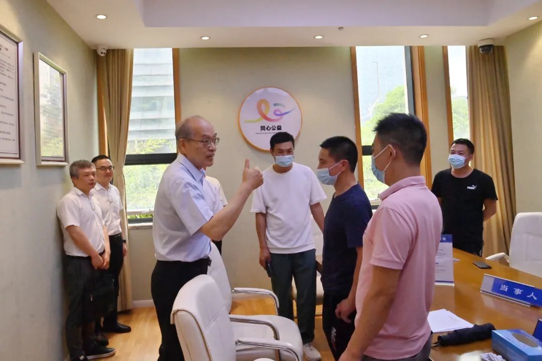 调研中,最高人民检察院党组书记、检察长张军与一起劳资纠纷案件的双方当事人坐下来聊家常、讲法理、说人情,促进了问题的解决和矛盾的化解。