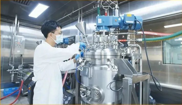 里经过小试——中试，口味口感、营养成分、微生物等都达标后最终投产。这条生产线不简单，当我们来到工厂想