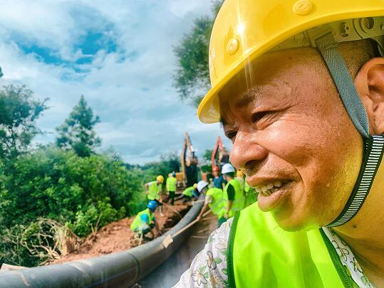 白云山大型灌区施工现场,施工人员顶着烈日大干特干。(秦璐 摄)