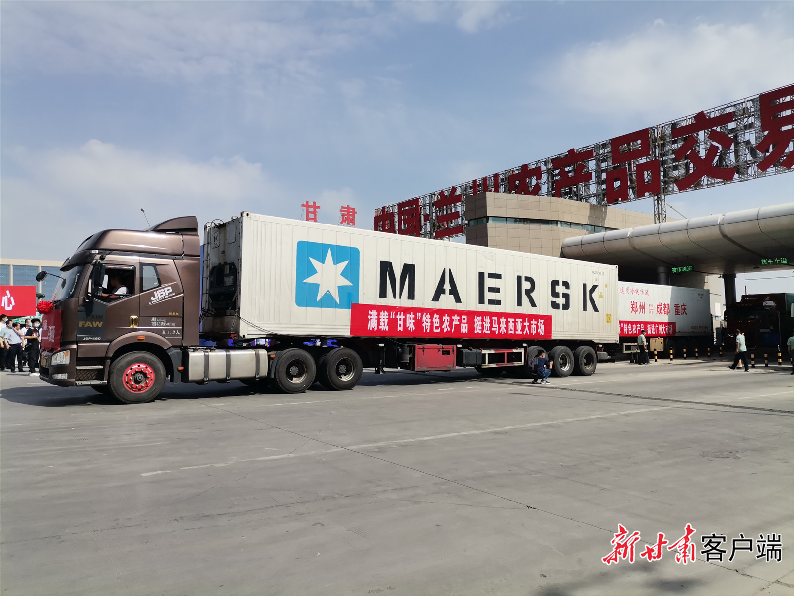 发往马来西亚的大货车 图片均由新甘肃&middot;甘肃日报记者 王朝霞 摄