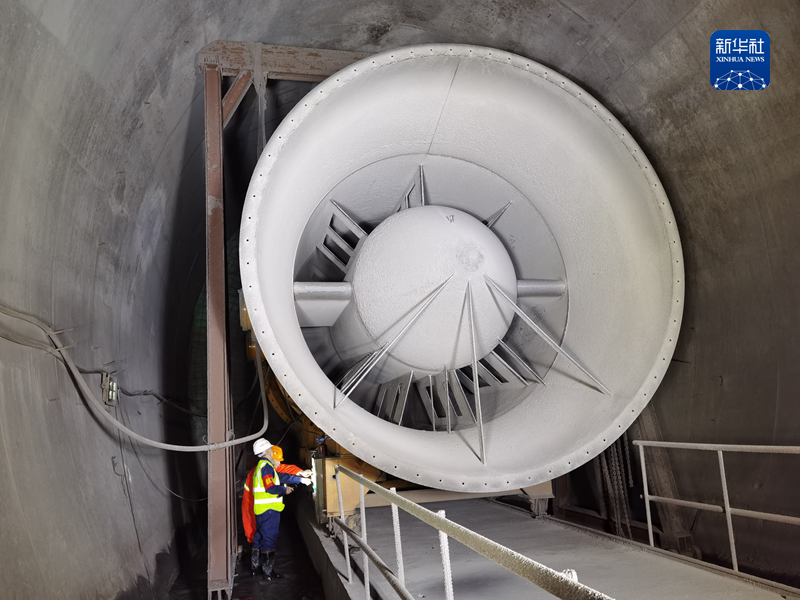 跃龙门隧道施工现场的硕大主风机 成兰铁路公司供资料图片
