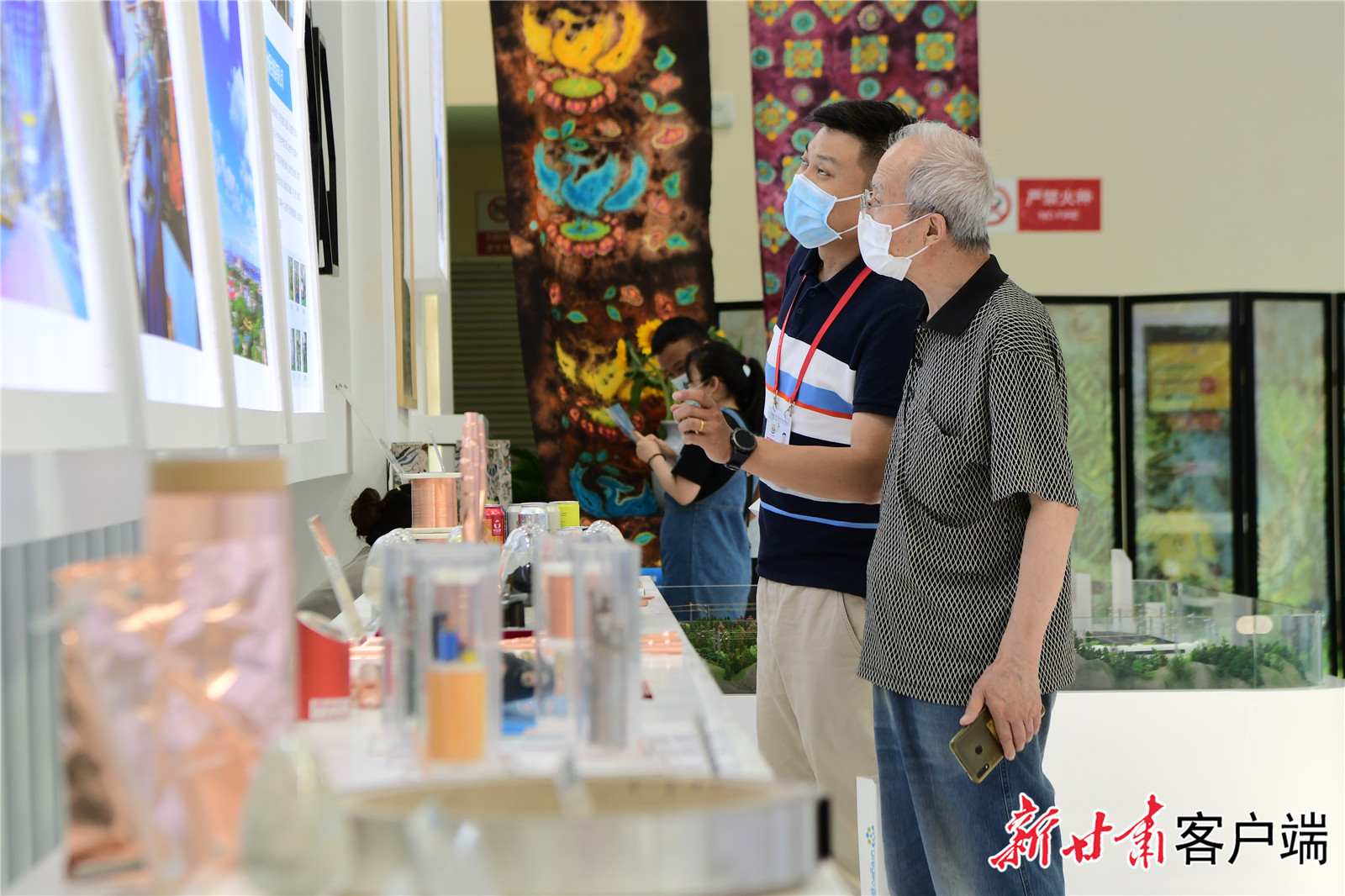 参展企业为参展人员介绍新材料