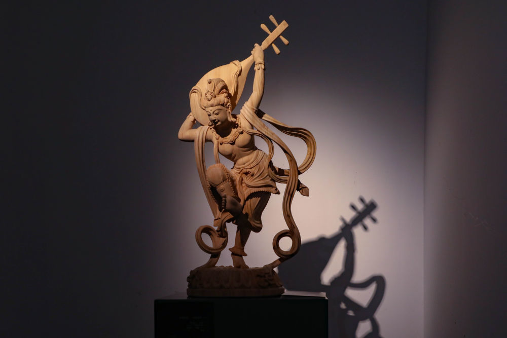 季茂杰创作的敦煌木雕作品 新华社记者 郎兵兵 摄