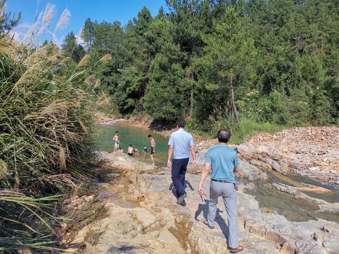 危险赣州多个孩子下河游泳被劝导上岸举报有奖