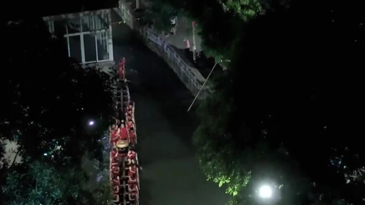 叠滘龙船漂移赛场面惊险刺激，当地称之为煲龙船，是每年比赛的一大看点