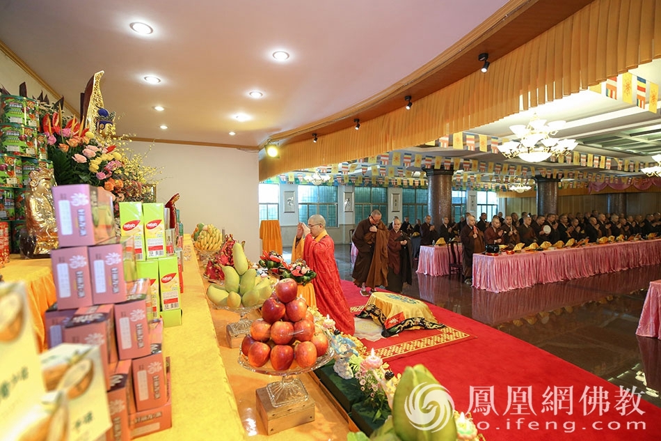 受道慈大和尚委托,普陀山佛教协会常务副会长信光法师为法会主法。(图片来源:凤凰网佛教 摄影:普陀山佛教协会)