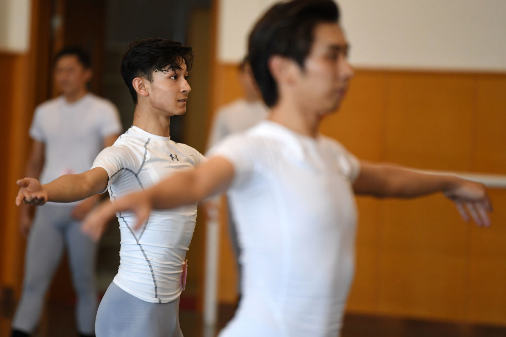 7月8日，兰州芭蕾舞团的演员在考核现场表演。新华社记者 陈斌 摄