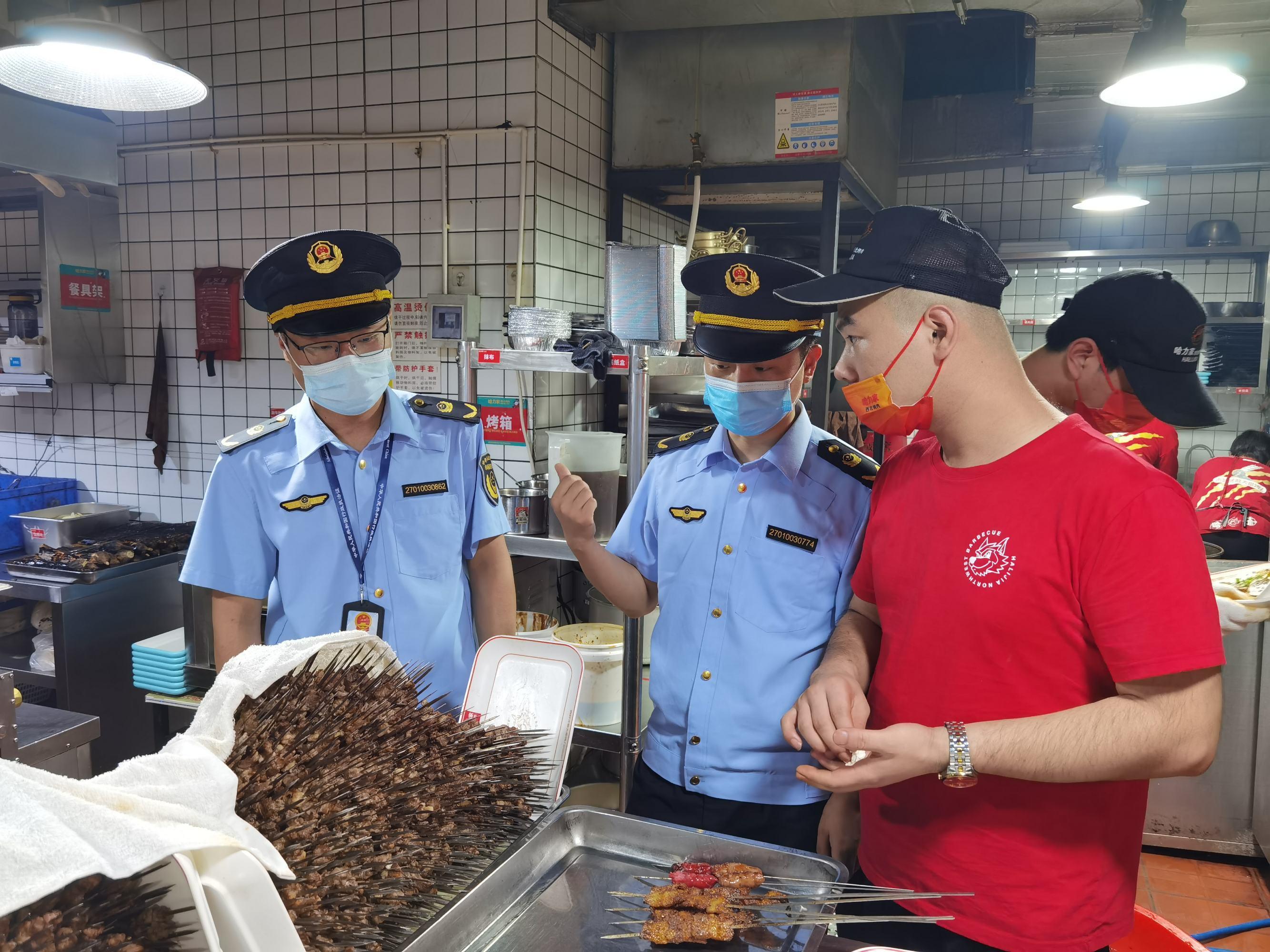 西安市市場監管局經開分局開展夜市食品安全抽檢工作