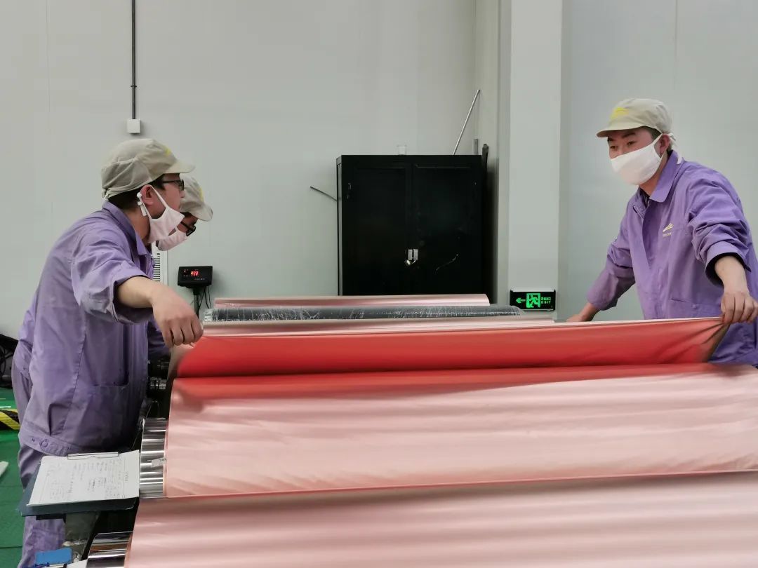 △金川集团铜业公司铜箔生产线上工作人员检测产品质量