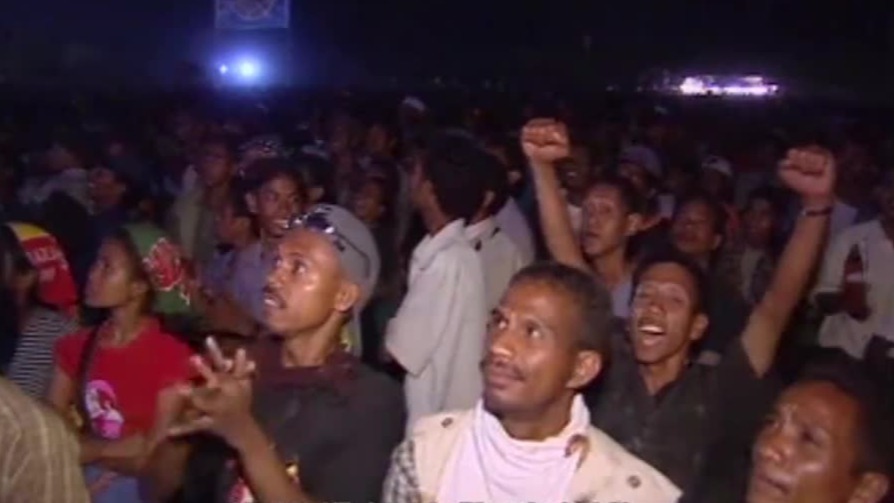 2002年东帝汶民主共和国正式成立，民众纵情欢呼，眼里饱含激动的泪水