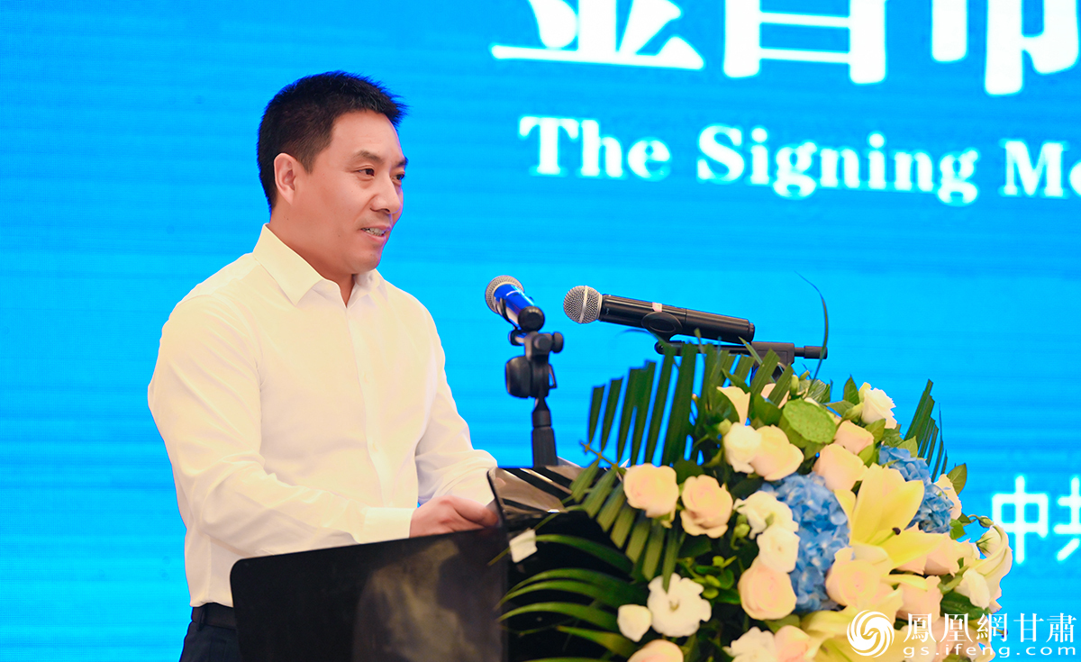 金昌市委副书记、市长王方太介绍了投资发展环境和经济社会情况 杨艺锴 摄