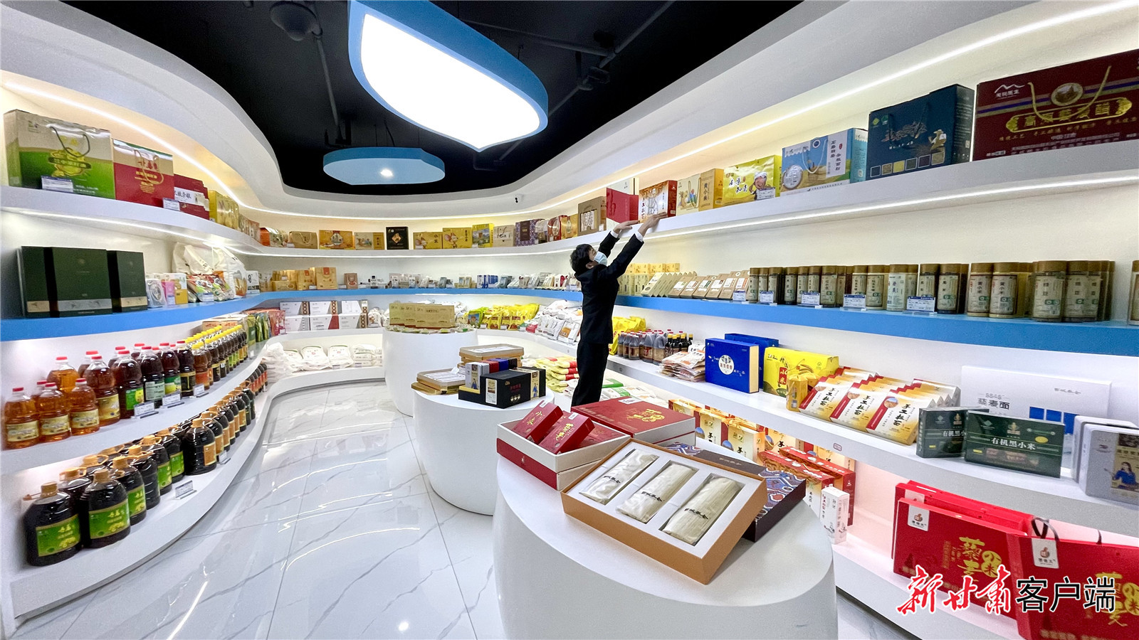 “甘味”农产品展销中心，工作人员正在整理货架。