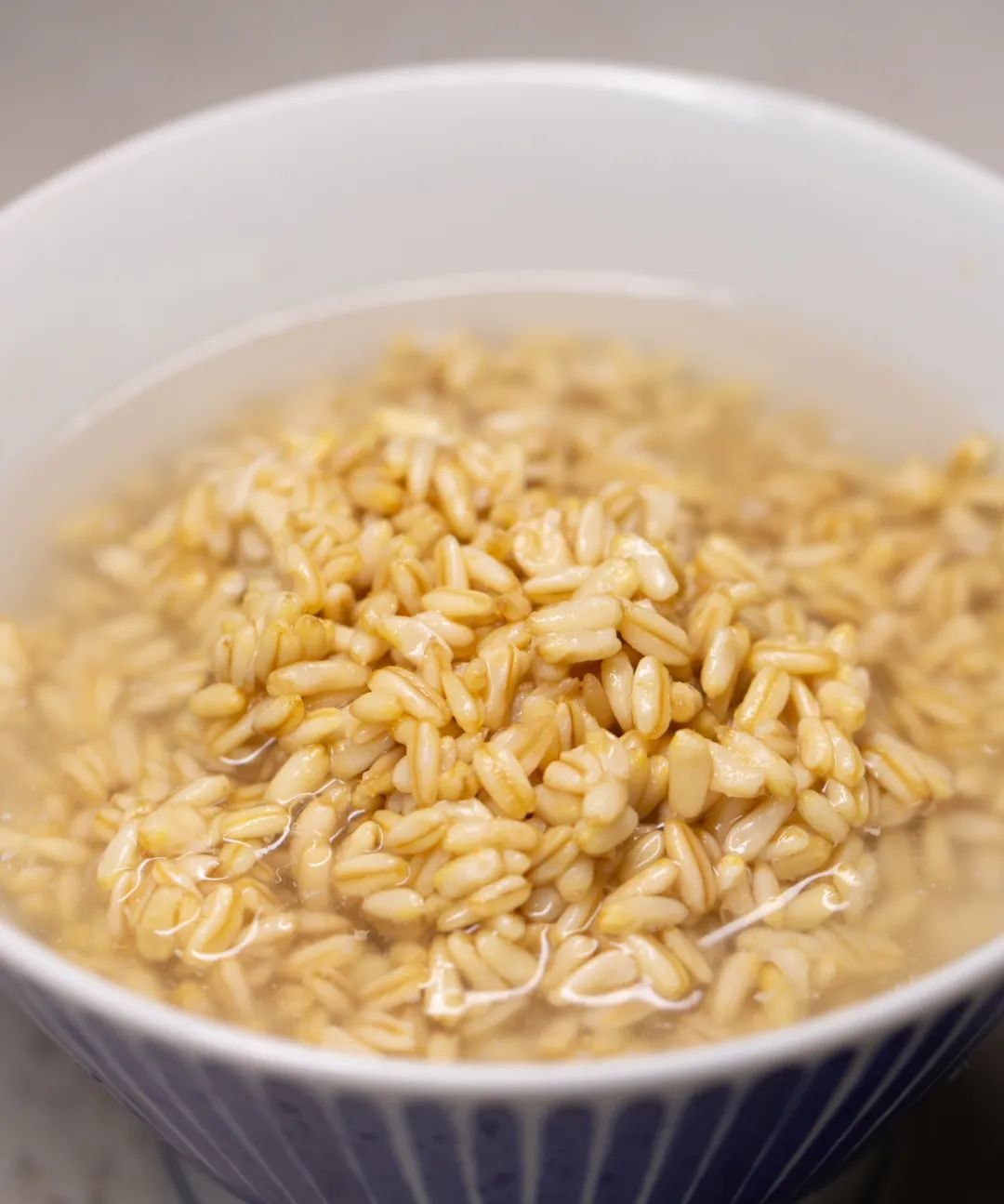 不过兰州人喝起甜醅子,很是有一套,那就是开遍大街小巷的"放哈"甜醅子