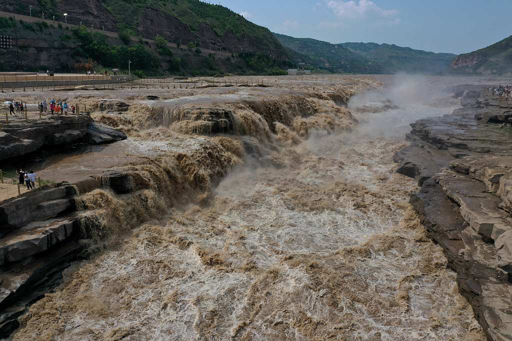 2022年7月4日,山西临汾,游客在吉县黄河壶口瀑布景区游览观瀑。 视觉中国 图