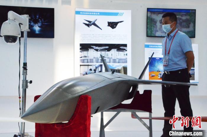 由兰州驭风航空科技有限公司等单位提供的“飓风-3”无人靶机模型吸引参观者关注。　李亚龙 摄