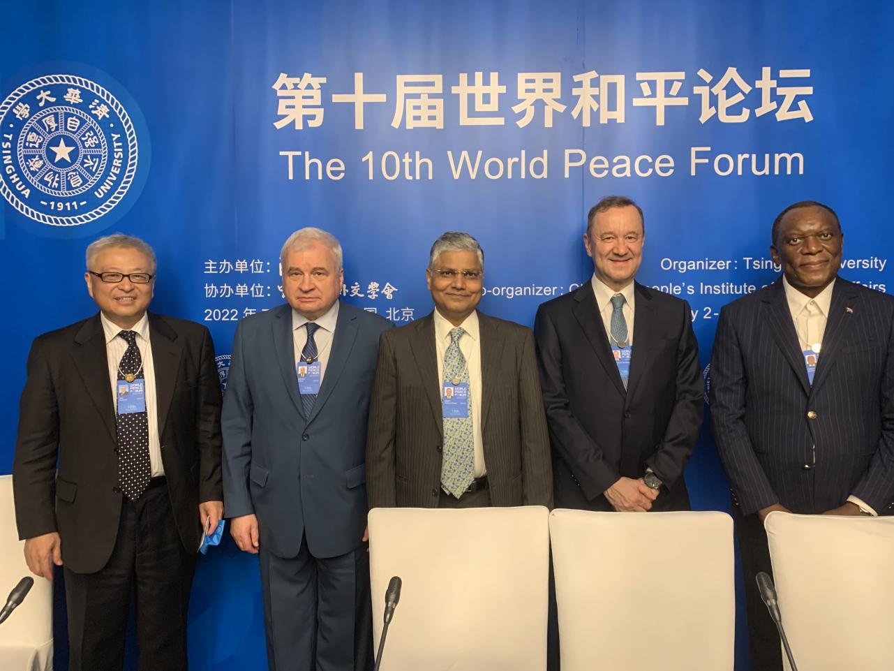 图为世界和平论坛秘书长阎学通会前与四位大使合影