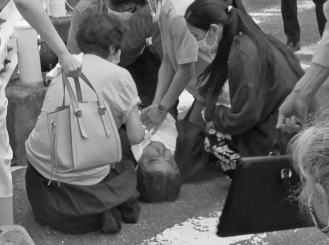 凤凰晚报|安倍晋三遇刺不治身亡 枪手供述作案动机