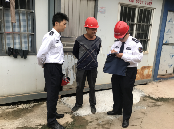 深入工地检查实名制落实情况