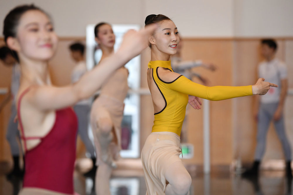 7月8日，兰州芭蕾舞团的演员在考核现场表演。新华社记者 陈斌 摄