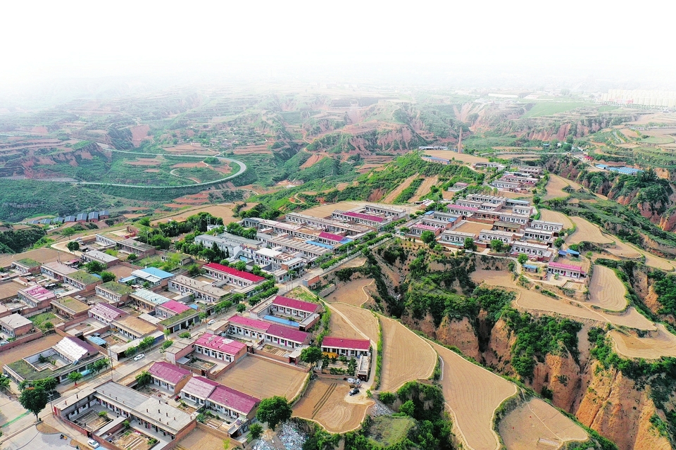 高空俯瞰,段村村容村貌整洁干净,乡村振兴美丽画卷正徐徐展开。闫锐鹏 摄