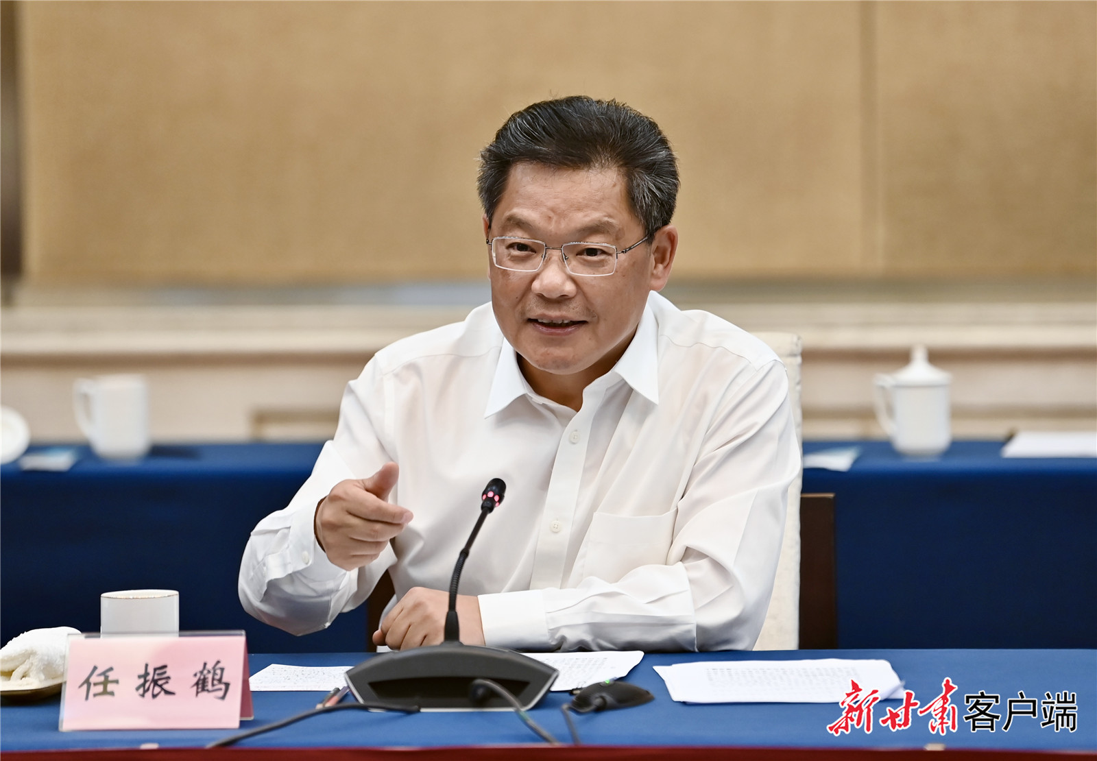 省委副书记、省长任振鹤主持并讲话