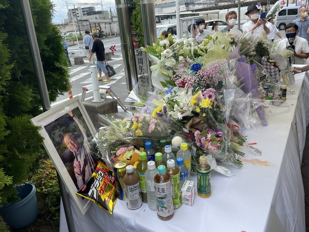 当地时间7月9日，日本奈良大和西大寺附近的街道，当地民众悼念安倍。
