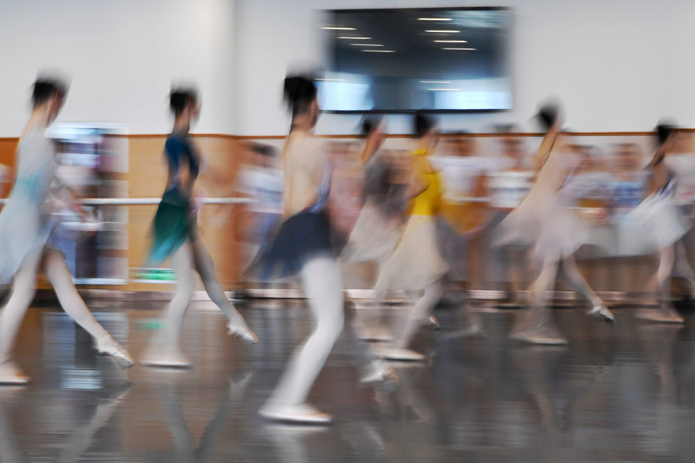7月8日，兰州芭蕾舞团的演员在考核现场表演。新华社记者 陈斌 摄