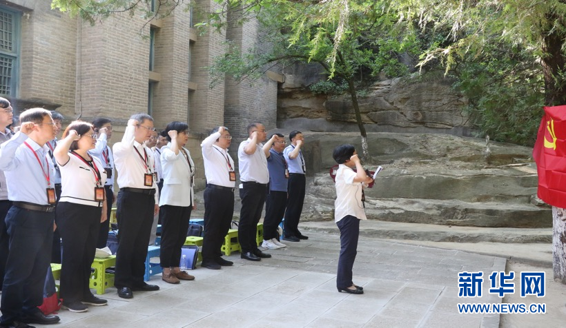 7月1日，在陕西延安杨家岭中共七大会址，中国延安干部学院学员重温入党誓词。