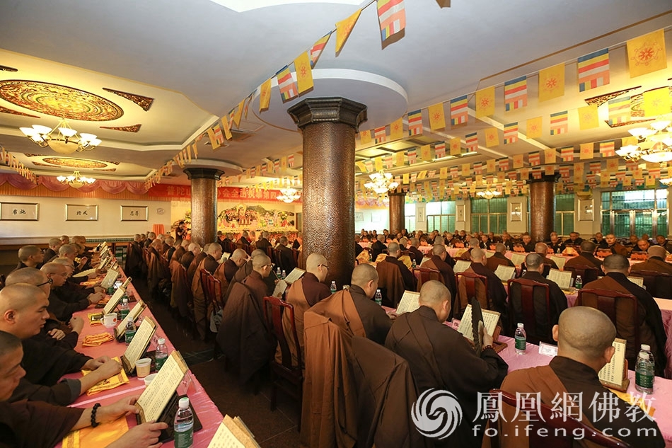 共修法会现场(图片来源:凤凰网佛教 摄影:普陀山佛教协会)
