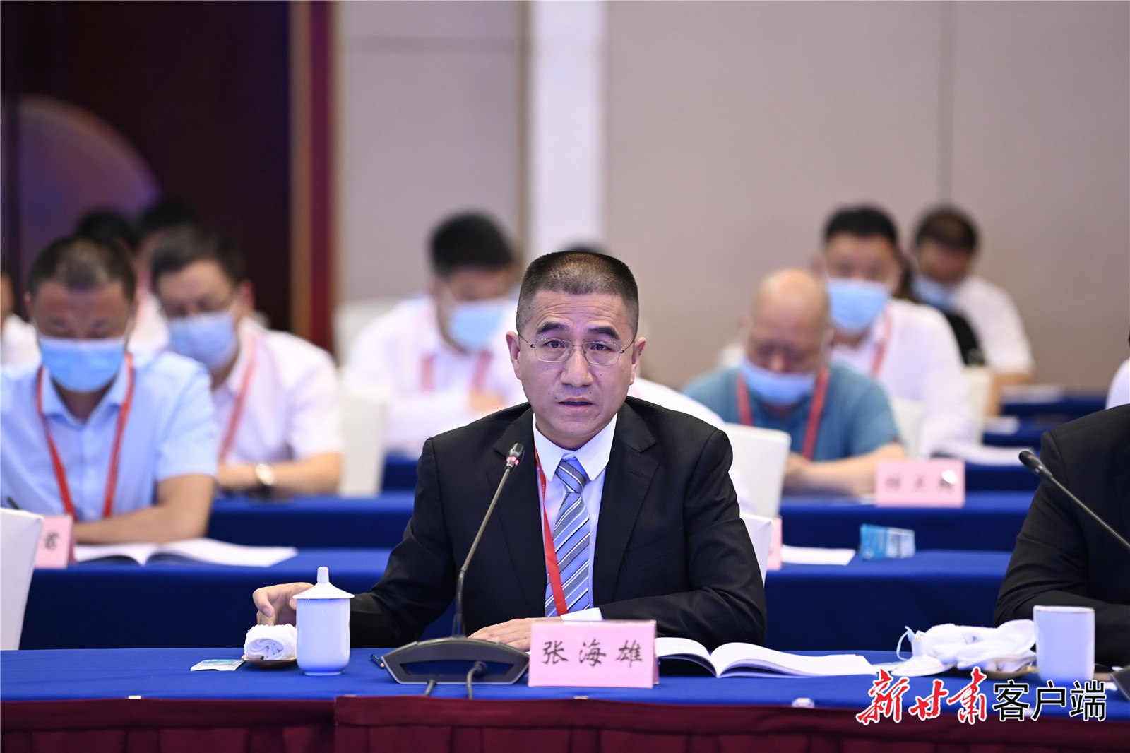 陕西省甘肃商会会长、陕西全域文化发展公司董事长张海雄作为陇商代表在座谈会发言 新甘肃·甘肃日报记者 盛学卿 摄