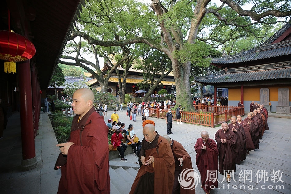 熏坛仪式现场(图片来源:凤凰网佛教 摄影:普陀山佛教协会)