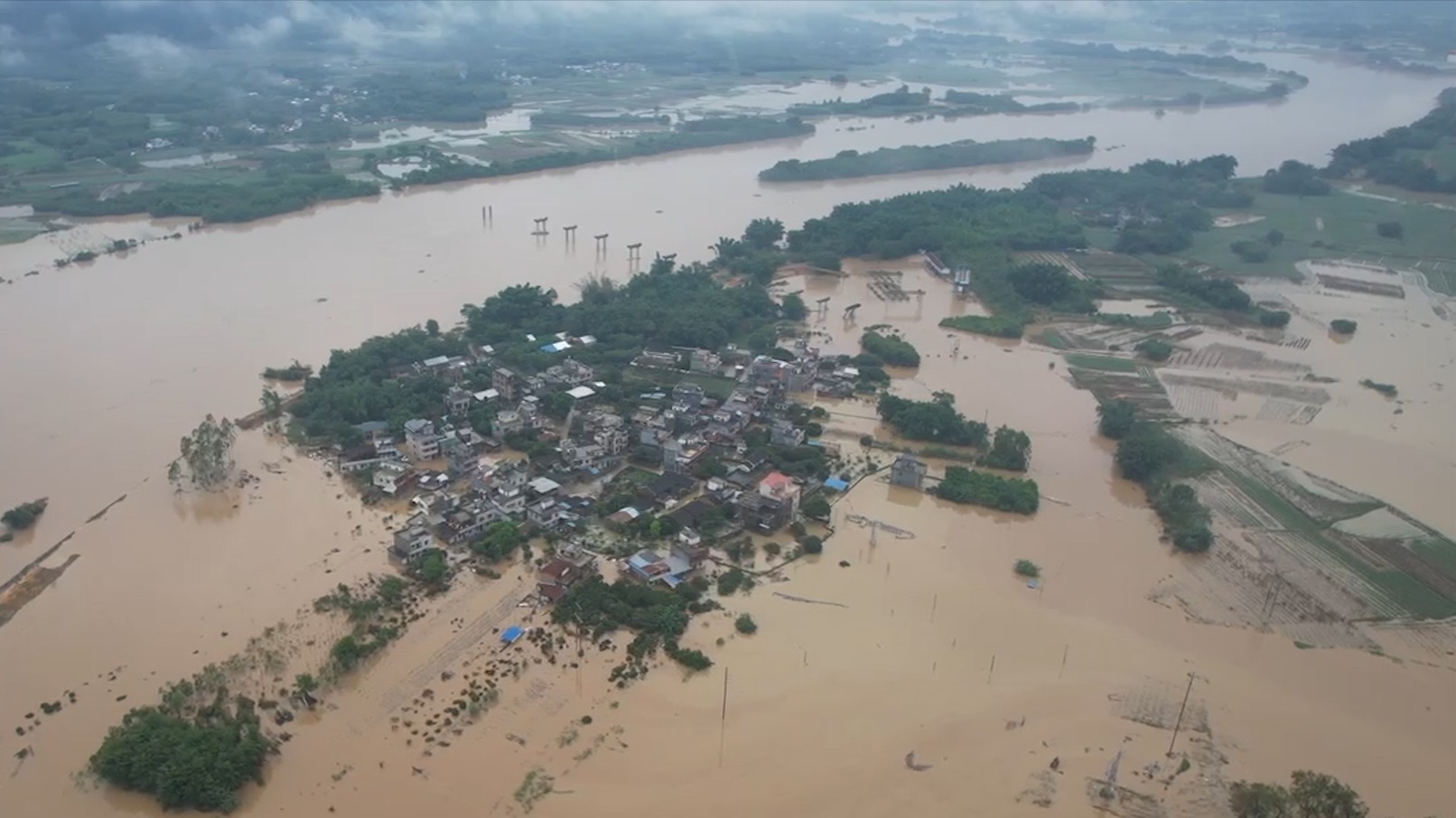 英德市發佈暴雨橙色預警,浛洸鎮開閘洩洪,全鎮陸續停水停電