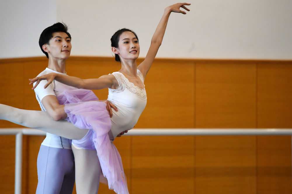 7月8日,兰州芭蕾舞团的演员在考核现场表演.新华社记者 陈斌 摄