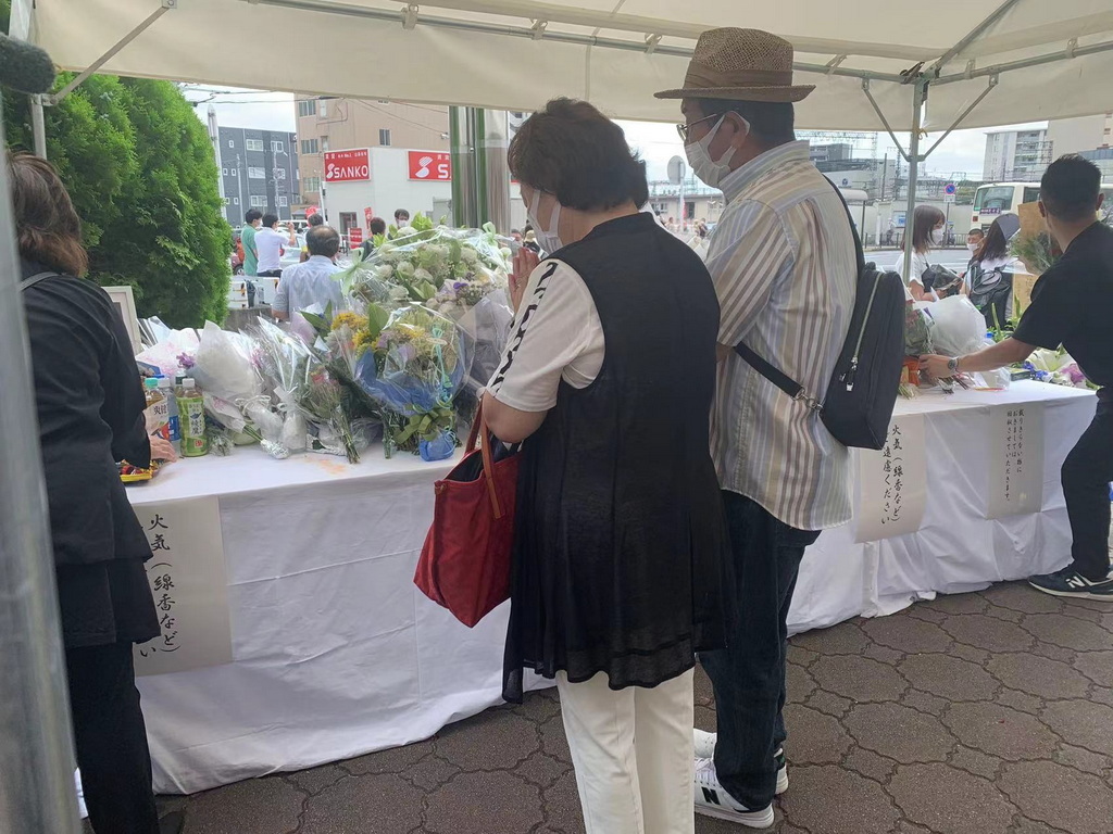当地时间7月9日，日本奈良大和西大寺附近的街道，当地民众悼念安倍。 本文图片 澎湃新闻记者 陈漠 林宫