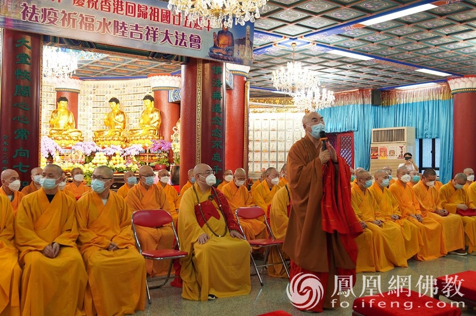 宽运大和尚作结坛谢辞(图片来源:凤凰网佛教 摄影:香港西方寺)