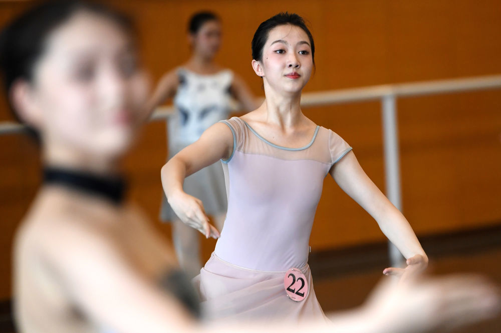 7月8日,兰州芭蕾舞团的演员在考核现场表演.新华社记者 陈斌 摄