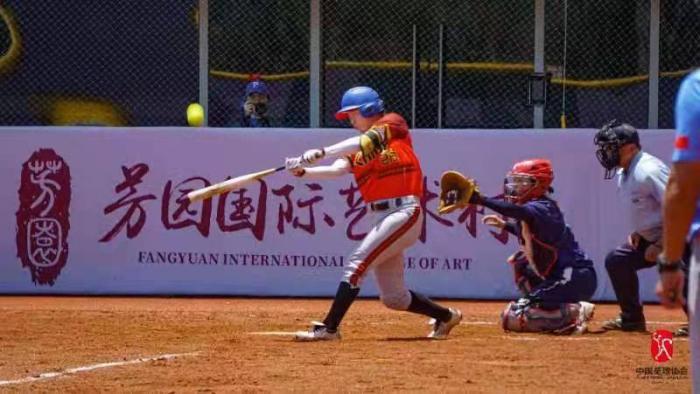 首届中国垒球联赛绍兴开幕 任敏本垒打浙江开门红