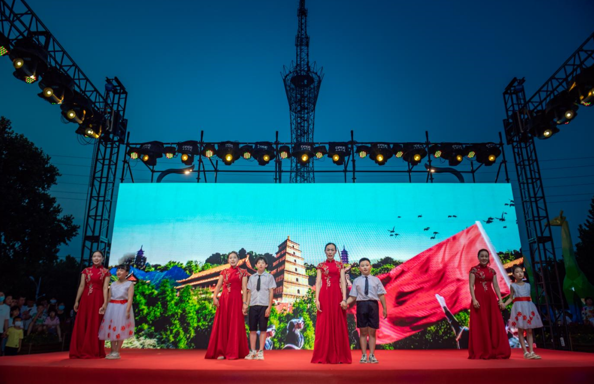 7月8日晚，晋州市新世纪商城步行街盛装亮相，图为快闪演出《万疆》。