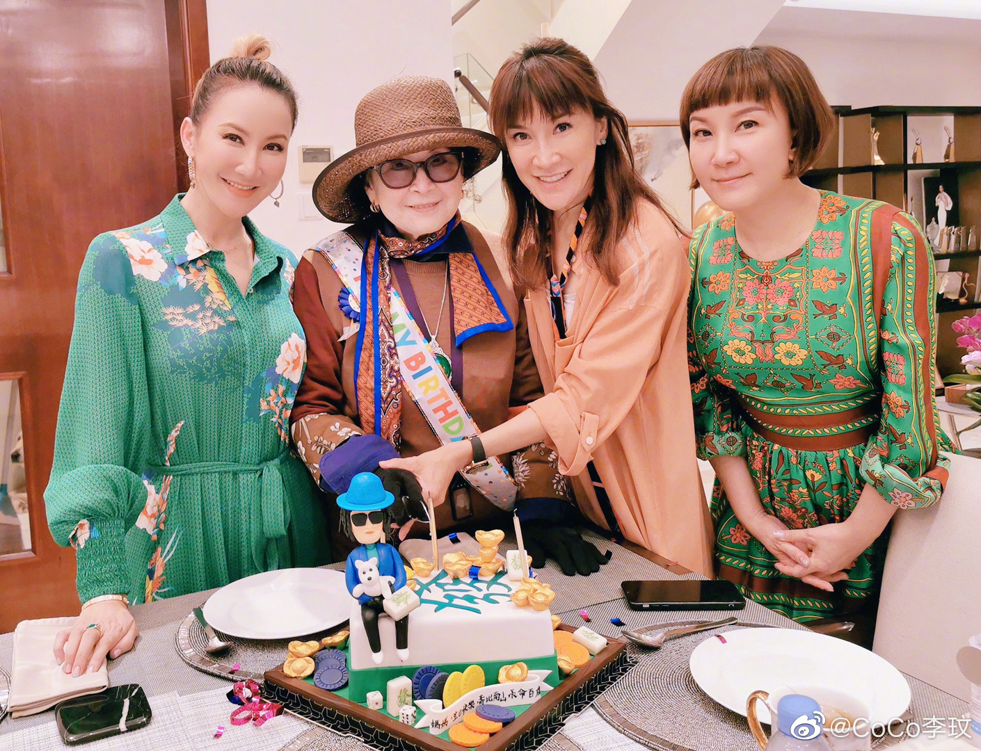 李玟和妈妈及两位姐姐 图片来自其微博