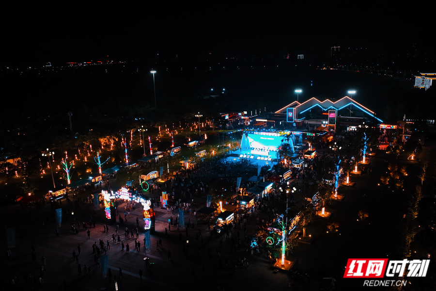 南县罗文花海洞庭之心广场,灯火灿烂,夜市繁忙