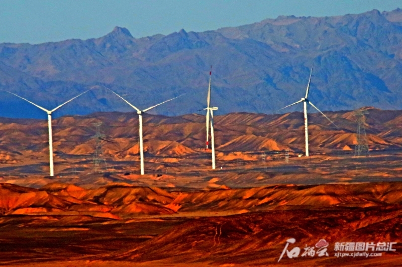 哈密市伊州区十三间房"百里风区"风电机组(4月29日摄).