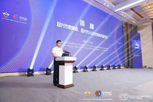 宜兴市委常委、宜兴市人民政府常务副市长周峰