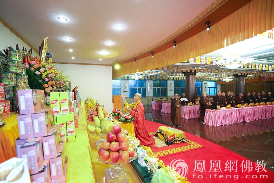 法会前日,普济禅寺举行熏坛仪式。(图片来源:凤凰网佛教 摄影:普陀山佛教协会)